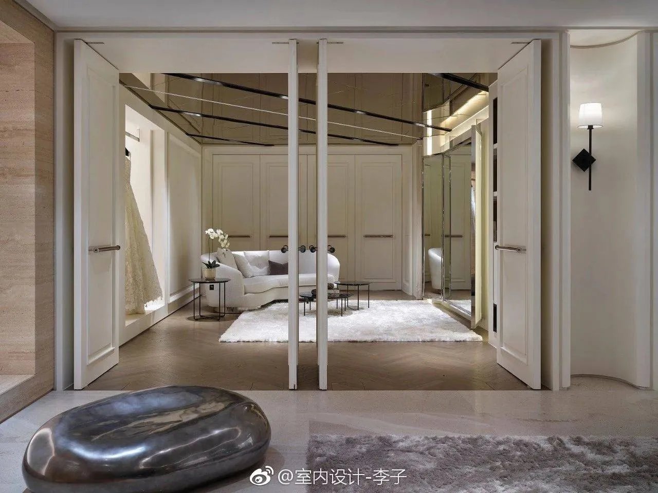 【婚纱工作室装修案例】本案把空间直向且有层次的划为三等份，穿...