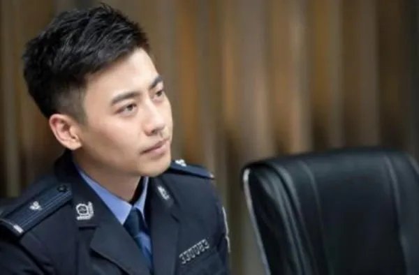 家门口挂了一个包,男子打开一看吓一跳,为何立马报警?