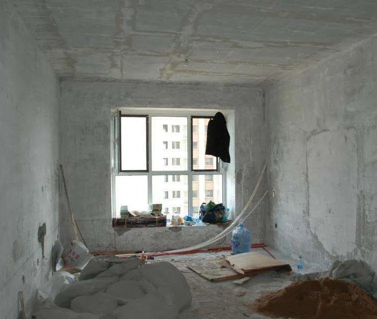 开门一看，装修工人带着老婆住在我家