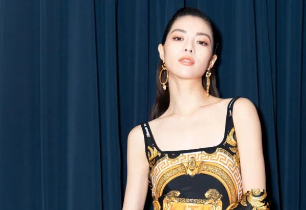 冯小刚捧红她之后，成龙接着捧，洪金宝后面排队, 她是“何方神圣”？