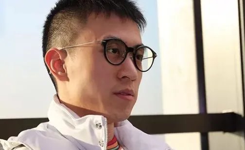 前男友是富二代秦奋，当演员多年不红，今因公路中间跳舞惹争议，她是谁？