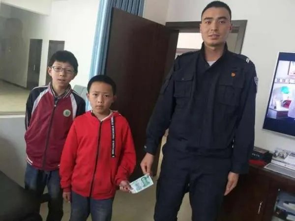 小学生捡到50元后组团上交派出所！小学生身上有哪些可贵的品质？