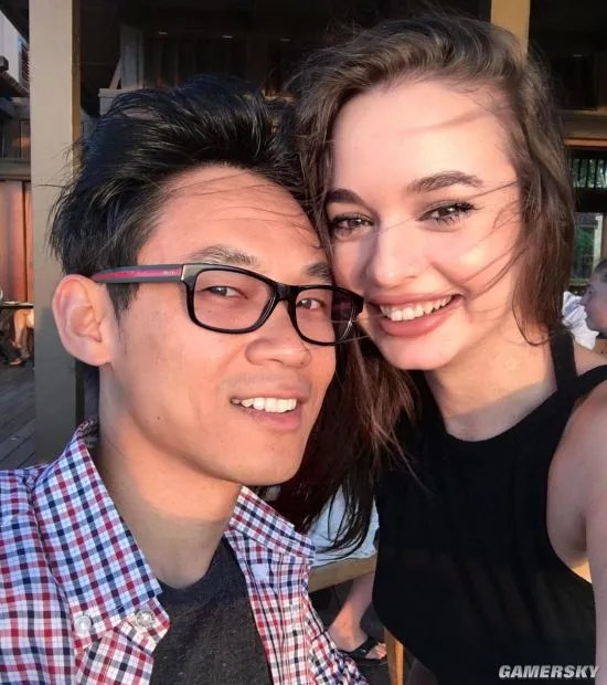 导演温子仁宣布订婚 晒与未婚妻亲吻照狂撒狗粮