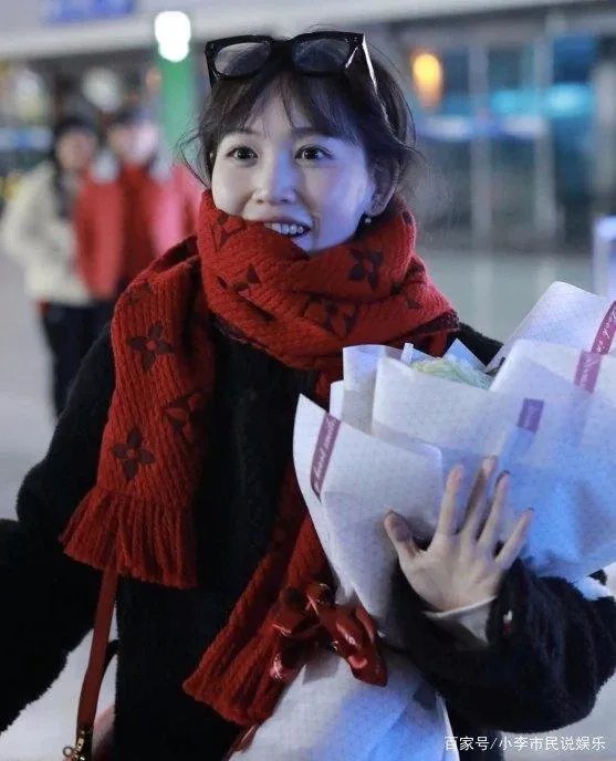 马蓉机场获粉丝赠花，微博炫耀无比开心，这是不是助长歪风邪气？