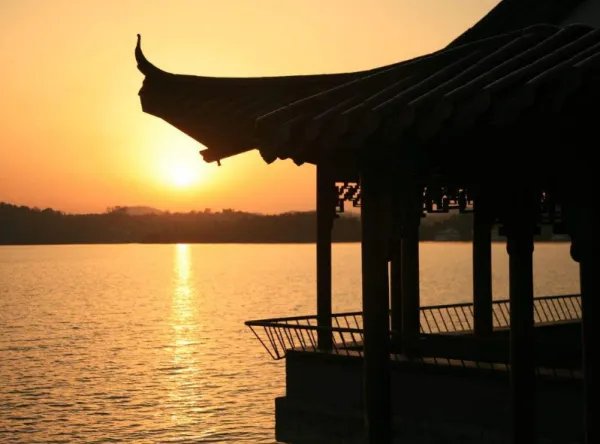 人生如路 须在荒凉中走出繁华的风景来什么意思