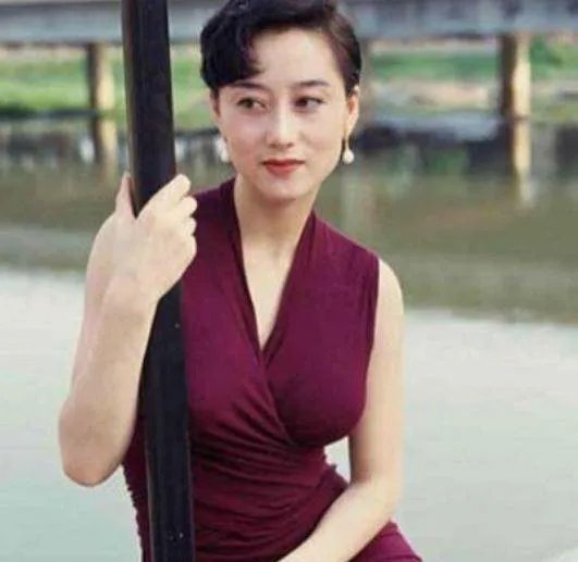 马上成为赌王五太的利智，为何最后嫁给了李连杰呢？