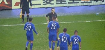 上港对阵申花,裁判取消孙世林红牌,改判柏佳骏红牌,球迷直言两人都该罚下,你怎么看?