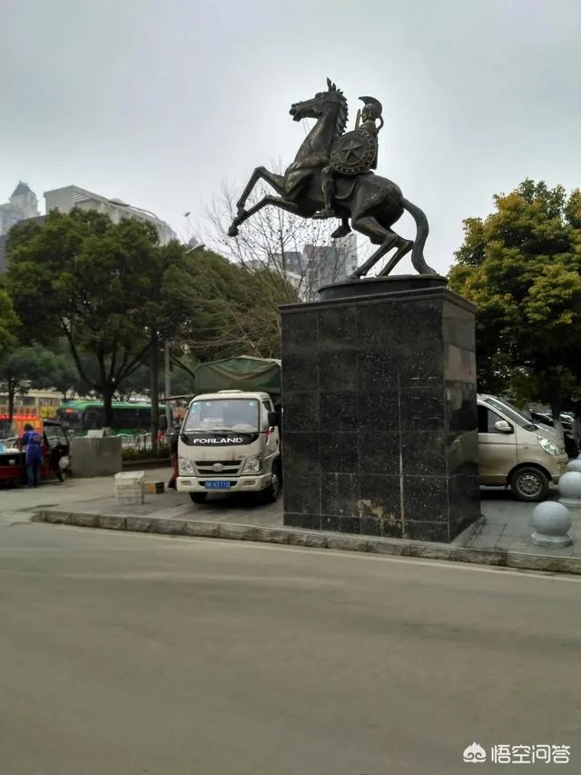 十一点进厂。打一字？