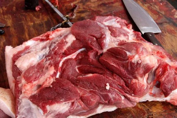 目前市场上的猪肉一天一个价格，这种现状属于正常吗？