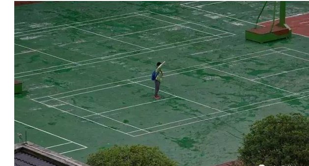 小学生上课迟到遇奏国歌雨中站立独自敬礼是怎么回事？