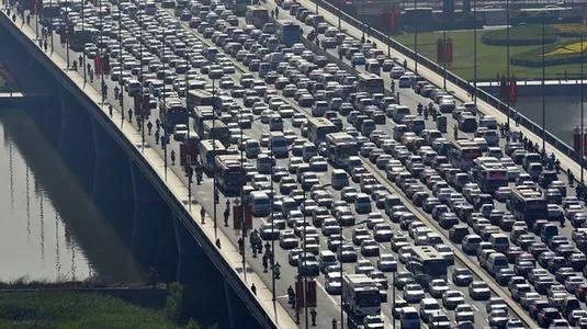 如何看待全家出动为堵车路人煮面一事?