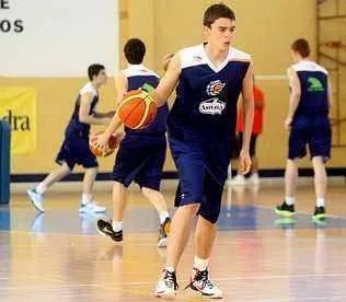 阿德里亚·加索尔的人物经历