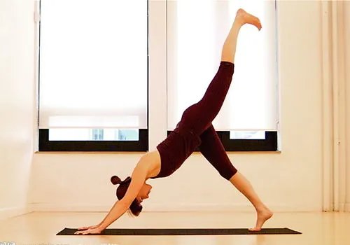 奚梦瑶晒瑜伽照，产女十个月瘦成巴掌腰，你羡慕这样的身材吗？