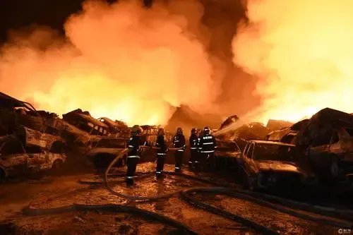 山东科技大学北门发生火灾，整条小吃街都烧了起来，是有人恶意纵火吗？