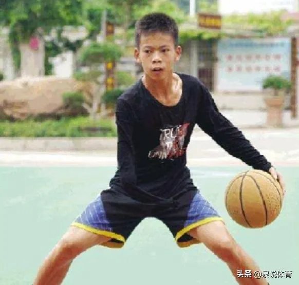 在受到库里的夸赞后，独臂励志篮球少年张家诚录制视频表示感谢，你怎么评价？