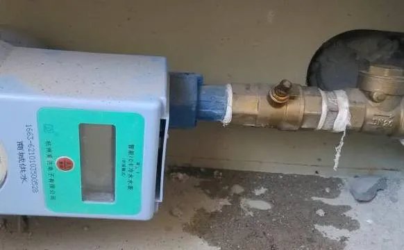 自来水阀门怎么关