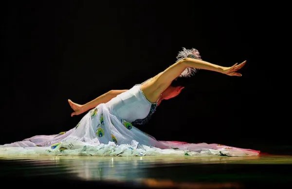 傣族人民，能歌善舞，他们最擅长的舞是孔雀舞，对不对？