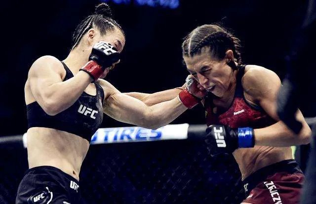 张伟丽卫冕成功!她的对手乔安娜比赛中为何惹得观众极为不满?