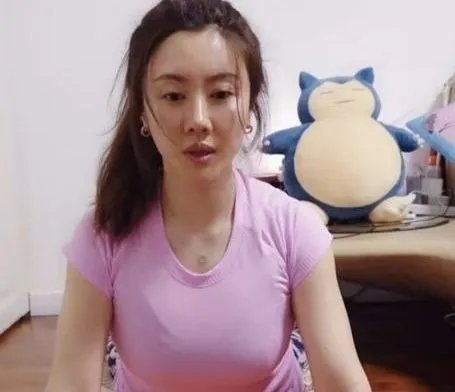 巴图晒老婆素颜照，曾因街头吸烟被批，他们私下是如何相处的？