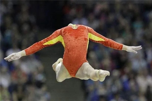 自由体操是奥运会竞技体操项目，该项目的比赛场地是如何规定的？