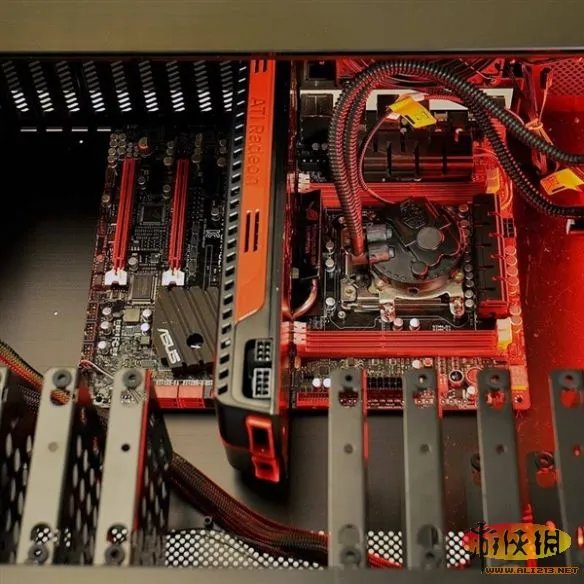 主机藏在抽屉里 真正的“桌面级”PC机箱诞生!