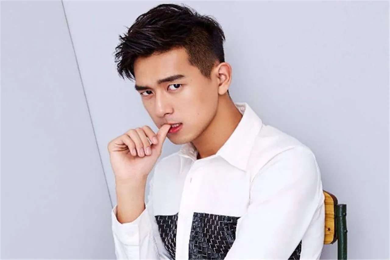 李现为周杰伦打榜，说明李现是一个喜欢什么样明星的人?