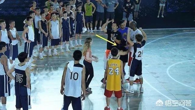 如何看待科比球迷下跪闻鞋？