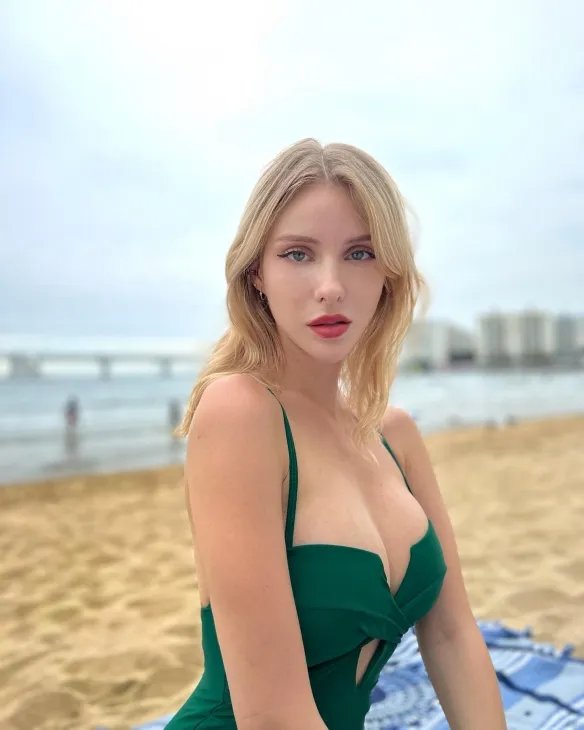 举手投足间风情万种！优雅妩媚的法国女主播Caroline