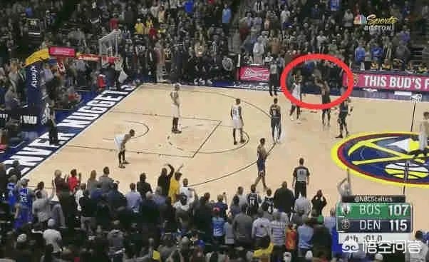 穆雷为了破纪录垃圾时间投篮刷分,欧文怒不可遏将球砸向观众席,你怎么看?