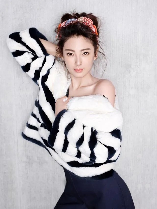 张雨绮发竖中指自拍照秒删,你觉得她和Baby谁的颜值更高?