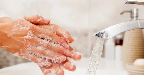 接触新冠病毒污染物也可造成感染,该如何预防新冠病毒?