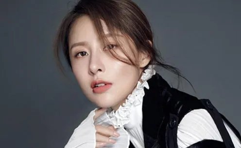 前男友是富二代秦奋，当演员多年不红，今因公路中间跳舞惹争议，她是谁？