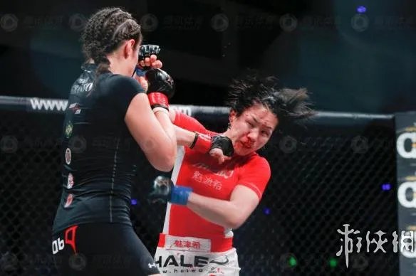 女神级格斗手帅爆了：越南女拳手PK日本九头身美女