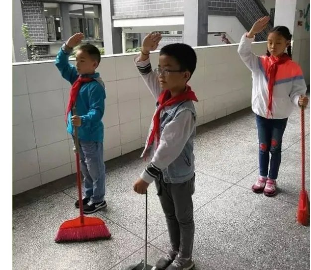 小学生上课迟到遇奏国歌雨中站立独自敬礼是怎么回事？