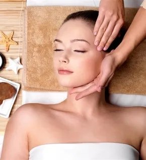 男子脸被高压电吸走 上演真实版换脸画皮