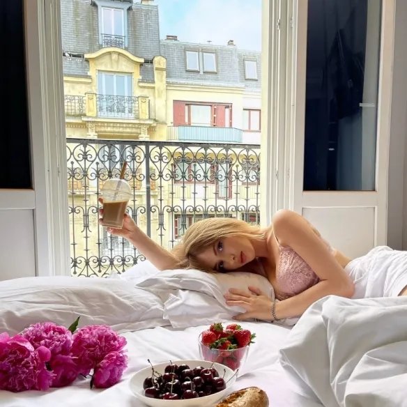 举手投足间风情万种！优雅妩媚的法国女主播Caroline