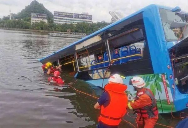 贵州安顺公交坠湖事件，是抢夺方向盘导致的，还是另有隐情？