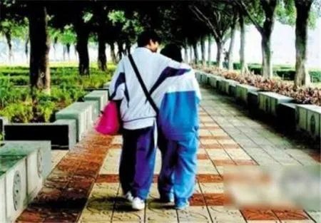 在校早恋遭开除 学生早恋该如何教育?