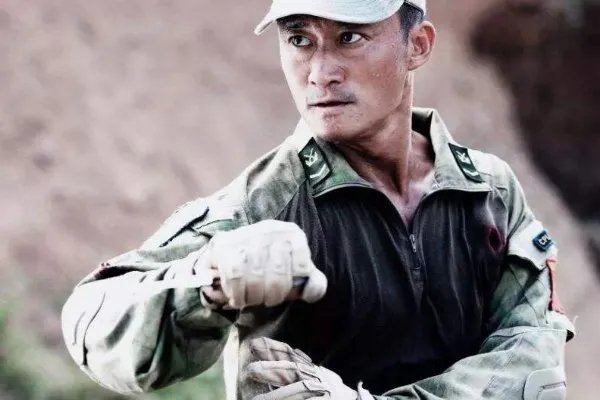 为了不假唱，把话筒倒着拿的炎亚纶，你知道哪些敬业的明星？