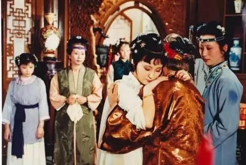 贾母是在前八十回还是在后四十回支持“金玉良缘”的呢?是怎样的?请认真读原著的朋友回答?