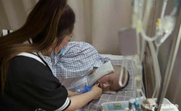 生日奶奶做了一碗长寿面,他却坚持要喂奶奶,没钱吃饭的一家怎么面对血癌?