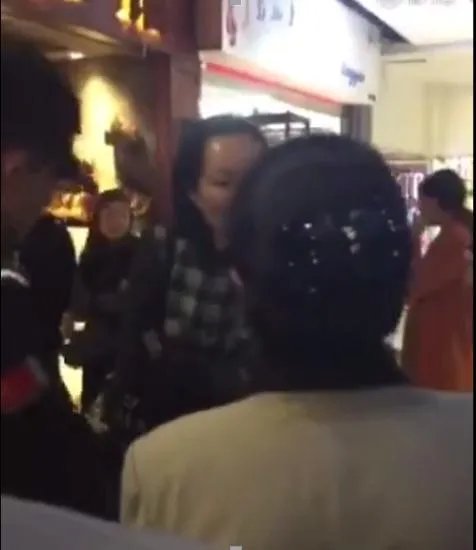 昆明某保洁员不小心弄脏女子的鞋，遭女子破口大骂并索赔50元，如何看待此事？