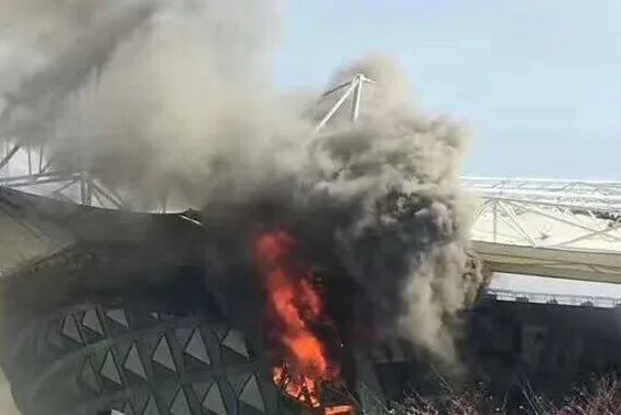 上海虹口足球场发生火灾怎么回事？