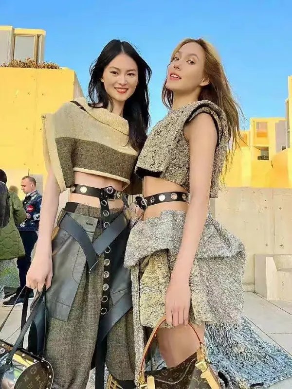 谷爱凌首次T台走秀，非常自信，是不是尽显超模气质呢？