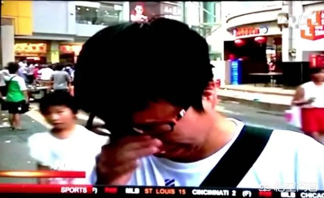 如何看待科比球迷下跪闻鞋？