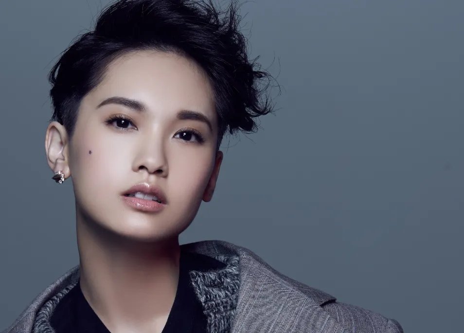 杨丞琳成团发言尴尬了4位姐姐，万茜偷笑，杨丞琳说了什么？