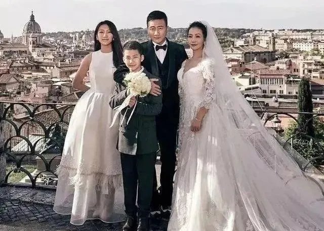 有一种完美发育叫胡军女儿，1米85身材堪比超模，窈窕迷人，你觉得呢？