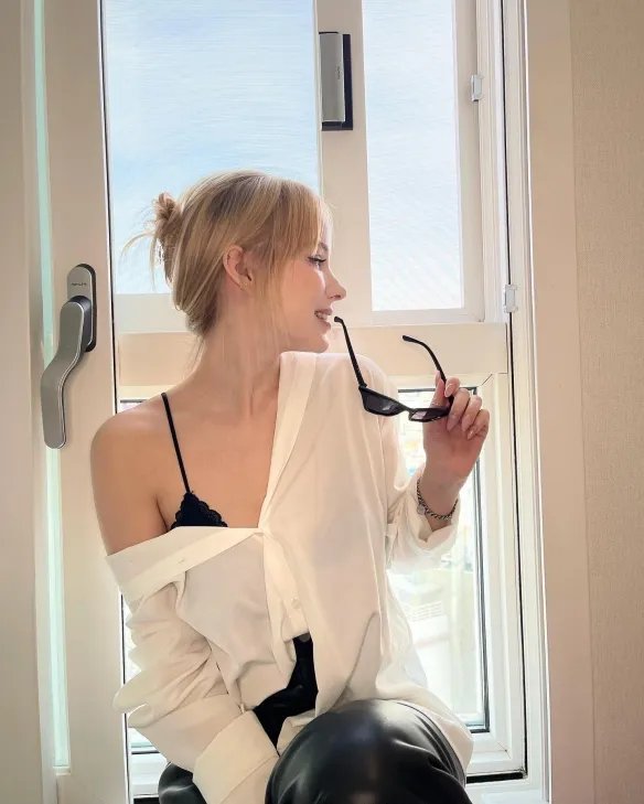 举手投足间风情万种！优雅妩媚的法国女主播Caroline