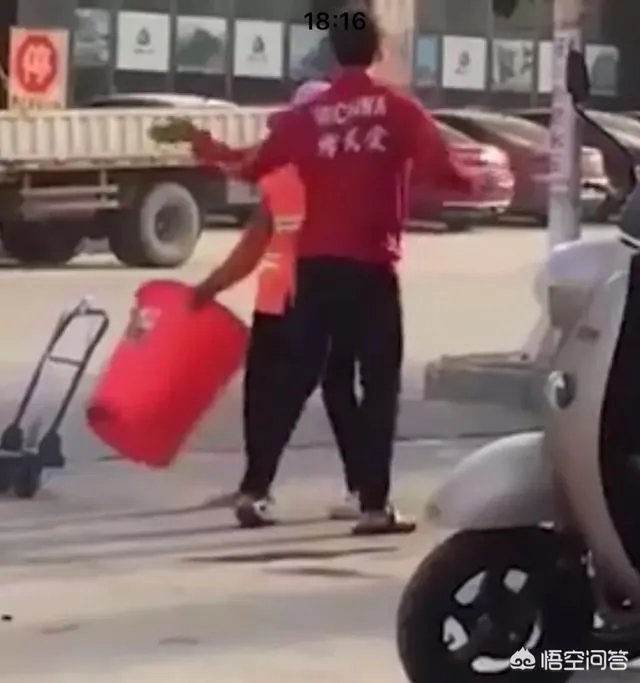 环卫工因劝阻男子不要乱扔垃圾遭暴打，你怎么看？