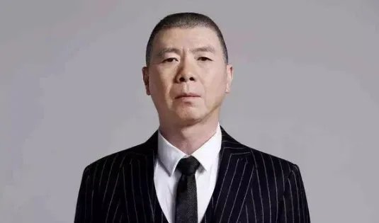 李咏走了有些评论里在骂冯小刚导演的原因是什么？